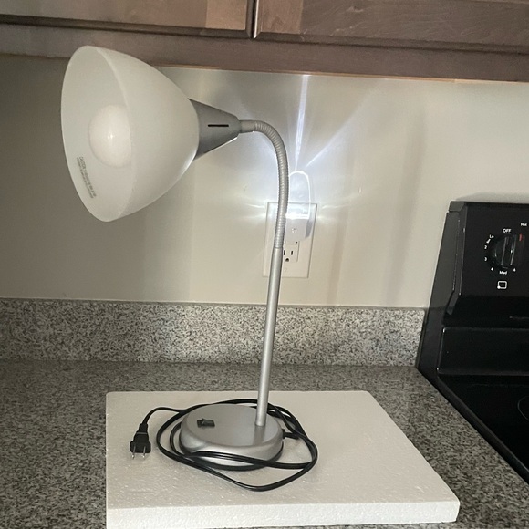EUC Small Flexible Gooseneck Table Lamp for home or Office on/off switch on base - Picture 11 of 13